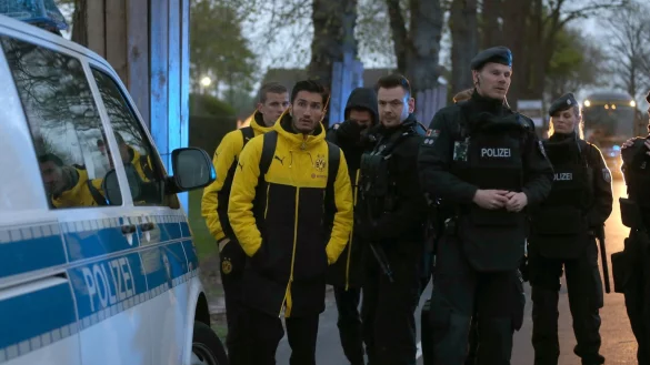 Spieler und Polizei - © Foto: Ina Fassbender