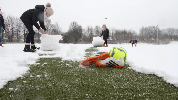 Hier wird ein Schneemann gebaut, und auch ein Hund hat seinen Spa&szlig;: An Fu&szlig;ballspielen war gestern in W&uuml;sten nicht zu denken. Daf&uuml;r hatten (von links) Leonie Sophie Oertel (9 Jahre) und Talea Jenkins (11 Jahre) sowie der schneebegeisterte Vierbeiner &bdquo;Bo" ihren Spa&szlig;. - &copy; Vera Gerstendorf-Welle