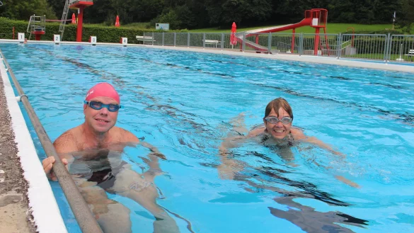Carsten und Sabine Beine ziehen regelm&auml;&szlig;ig ihre Bahnen im Schiederaner Freibad. &bdquo;Ich freue mich, dass hier ein unkompliziertes Schwimmen &ndash; ohne Einbahnstra&szlig;en-Regelung &ndash; m&ouml;glich war", so der Hobby-Schwimmer. - &copy; Michaela Wei&szlig;e