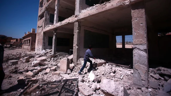 Eine zerst&ouml;rte Welt: Weil ihre Heimat immer mehr zum Schlachtfeld wird, wie dieses Bild aus Damaskus zeigt, sind die H&auml;lfte der Syrer im eigenen Land und jenseits seiner Grenzen auf der Flucht. - &copy; Mohammed Badra, dpa