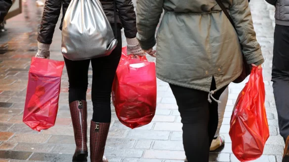 Der Umwelt zuliebe: Einkaufst&uuml;ten aus Plastik droht das Aus. - &copy; Bernd W&uuml;stneck/dpa