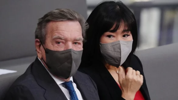 Ex-Kanzler Schr&ouml;der und Ehefrau Schr&ouml;der-Kim - &copy; Foto: Kay Nietfeld/dpa