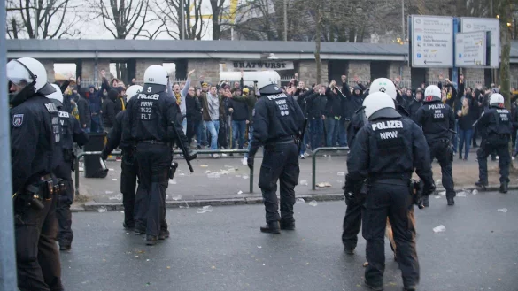 Dieser Screenshot aus einem Video zeigt, wie sich Dortmunder Fans und Polizisten vor dem Stadion in Dortmund gegenüber stehen. Nach den Ausschreitungen von BVB-Anhängern ohne Rücksicht auf Frauen und Kinder beim Bundesligaspiel gegen RB Leipzig sind 32 Strafverfahren eingeleitet worden. Unter anderem flogen Steine und Flaschen. - © dpa