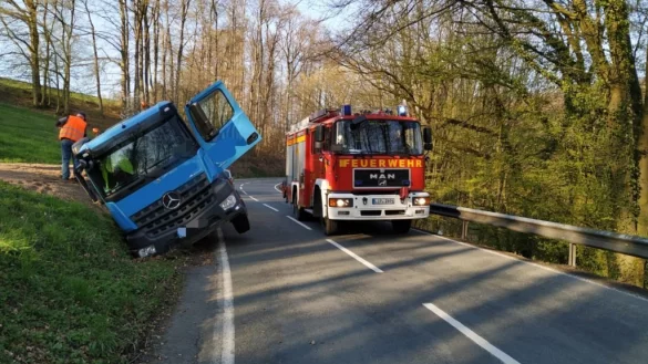 Unfall auf der Alverdisser Stra&szlig;e bei Humfeld. - &copy; Feuerwehr D&ouml;rentrup