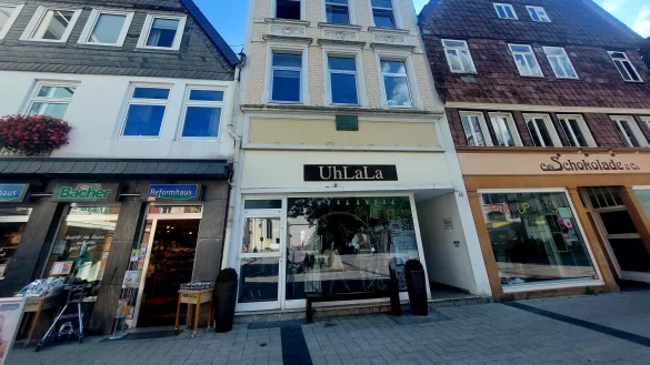 Das stattliche Geb&auml;ude am Marktplatz, das unter die Boutique "UhLaLa" beherbergt, hat einen neuen Besitzer. - &copy; Janet K&ouml;nig