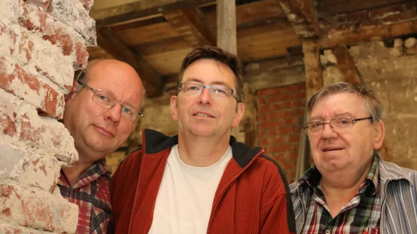 Schon bald sollen mit Hilfe von Thomas Weber, Dirk Schneider und Friedhelm Rakowsky, Modell-Eisenbahnen durch das renovierte Bahnhofsgebäude in Ehlenbruch rollen. - © Guntmar Wolff