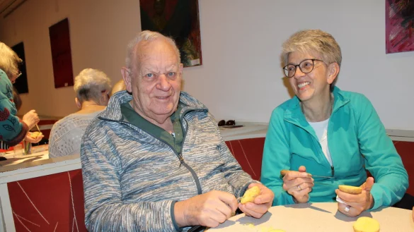 "Es ist so wichtig, dass man Kontakte pflegt": Anette Dubbert kommt mit ihrem an Parkinson erkrankten Mann Helmut Linke sehr gern zu den w&ouml;chentlichen Treffen. Schon "seit vier, f&uuml;nf Jahren" seien sie dabei. Diese Woche steht Kartoffeldruck auf dem Programm. - &copy; Annika Langhagel