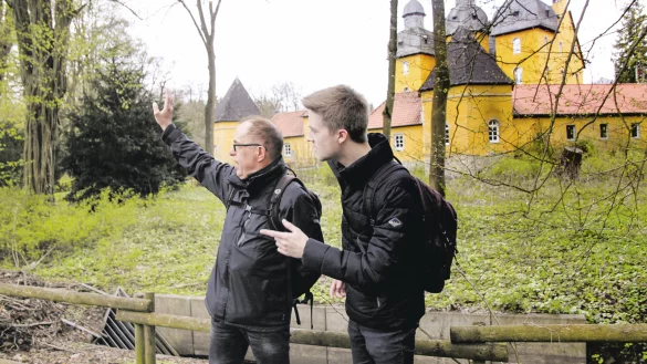 Stadtführer Otmar Lüke und unser Reporter Kristoffer Fillies beginnen ihre Wanderung am gelben ehemaligen Jagdschloss. - © Birgit Guhlke