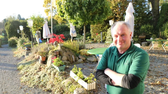 Peter G&ouml;rder sitzt auf seiner Terrasse. Ein paar Tische hat er noch stehen, Richtung Bad Salzuflen geht die Sonne unter. - &copy; Alexandra Schaller