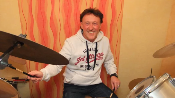 Legt nicht mehr auf: Mike Molto heißt im realen Leben Michael Schönherr und spielt selbst Schlagzeug. Seit 1975 hat er als DJ über Jahrzehnte Musik auf Partys gemacht. - © Axel Bürger