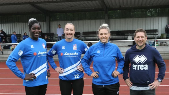 Blombergs Gesch&auml;ftsf&uuml;hrer Torben Kietsch begr&uuml;&szlig;t die Spielerinnen Laetitia Quist (von links) und Linnea Petterssen sowie Athletiktrainerin Jessica Bregazzi zum ersten gemeinsamen Training. - &copy; Dietmar Welle