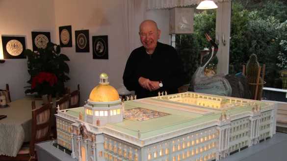 Heinrich Manik zeigt seinen Nachbau des Berliner Schlosses. - &copy; Jana Beckmann