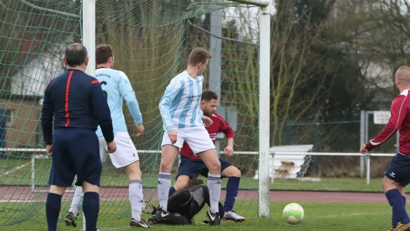 Die nächste Chance für den TuS Kachtenhausen: Aber erneut halten die Lagenser mit Torwart Asghar Mostafivi den Kasten sauber. - © Foto: Oliver König