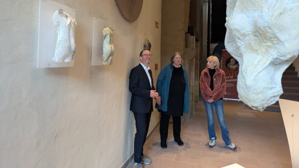 Stellen das Kunstwerk des Monats vor: Verbandsvorsteher J&ouml;rg D&uuml;ning-Gast, K&uuml;nstlerin Doris Lemberg-HInsenhofen und Vera Scheef von der Kulturagentur des Landesverbandes Lippe. - &copy; Landesverband Lippe