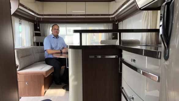 Unternehmer: Guido Ullrich sitzt in einem Wohnwagen auf dem Gel&auml;nde seiner Firma an der Heerser Stra&szlig;e. Der Caravaning Industrie Verband (CIVD) freut sich &uuml;ber Zuw&auml;chse der Branche im zweistelligen Bereich. Allerdings geht Ullrich langsam der Platz f&uuml;r die mobilen Heime aus. - &copy; Sven Kienscherf