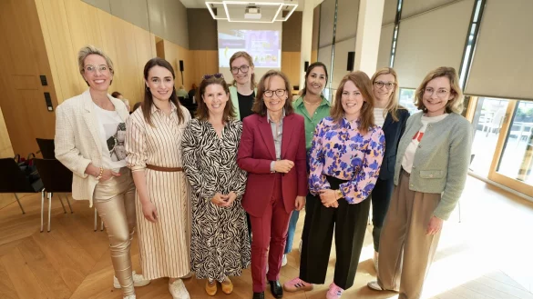 Janina Ostendorf (v. l.), Minever Zevker, Jessie Wölke, Kim Lasche, Petra Pigerl-Radtke, Mia Feldmann, Nathalie Emas, Sabrina Frederking und Kathrin Teschke informieren Frauen darüber, wie man sich mit seinem Unternehmen sichtbar macht. - © Peter Unger
