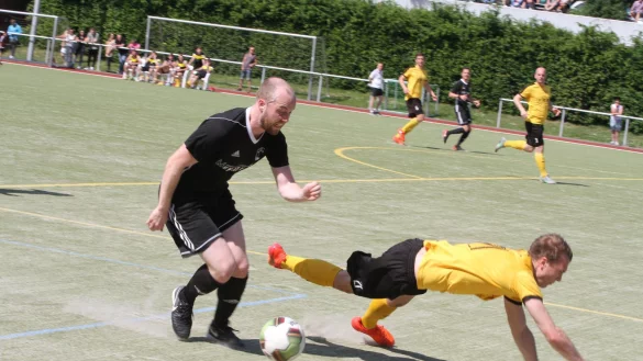 Zweikampfstarker Doppeltorsch&uuml;tze: Felix Buba behauptet hier das Leder gegen Finn-Tarik Bode, der nach einem Rempler zu Boden geht. - &copy; Sebastian Lucas