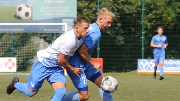 Zweikampf an der Mittellinie: Der Bad Salzufler Viktor Pries (links) und der Asemisser Niklas Bergen streiten um das Spielger&auml;t. - &copy; Oliver K&ouml;nig