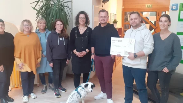 Jason Jochem (3. v. r) und Kevin Koler (2. v. r.) &uuml;berreichen die Courageplakette an die Kindertagesst&auml;tte Leopoldsh&ouml;he; auch mit dabei Trauerhund Bella Foto: Till Neuhaus - &copy; Till Neuhaus