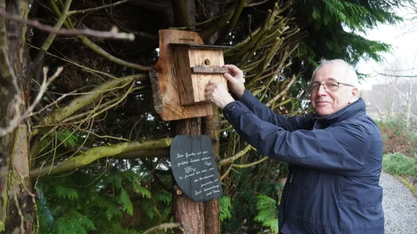 Ernst-Wilhelm Beckmeier besch&auml;ftigt sich gerne mit handwerklichen Arbeiten. Auch dieses Vogelh&auml;uschen hat der 70-J&auml;hrige selbst gezimmert. - &copy; Michaela Wei&szlig;e