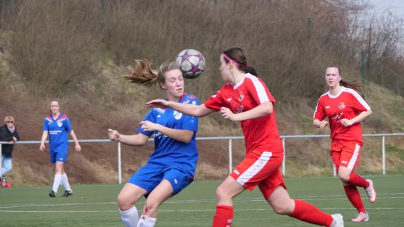 Kein Durchkommen: Asemissens Jenny Peters (links) wird abgedrängt. - © Foto: Jörg Hagemann