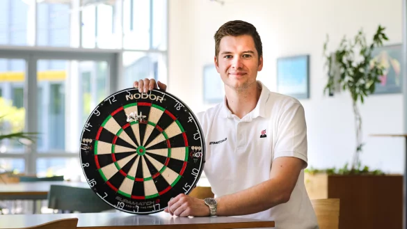 Micha Wattenberg aus Lemgo ist einer der Organisatoren der „MyDartCoach“-Championship in Bad Salzuflen. - © Oliver König