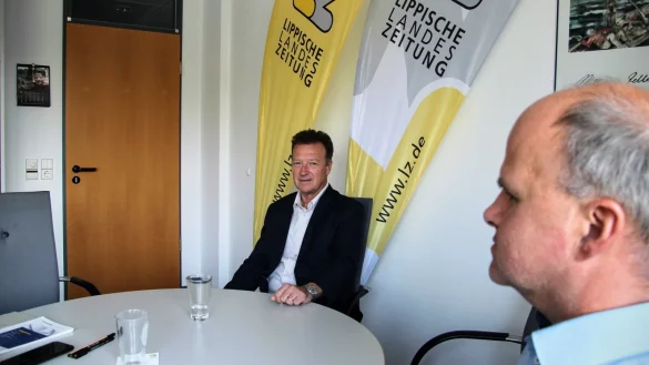 B&uuml;rgermeister-Kandidat Marcus P&uuml;ster (CDU, rechts) nimmt seinen Kontrahenten Bodo Kibgies (parteilos) in die Mangel. - &copy; Silke Buhrmester