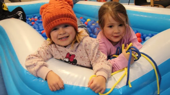 Marta (links) und Carla haben viel Spa&szlig; beim Winterspielplatz im Mehrgenerationenhaus. - &copy; Nadine Uphoff