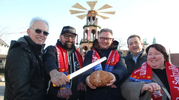 &Uuml;ber allem thront die Pyramide: Michael Welslau (links)und Tanja G&ouml;ner von der Werbegemeinschaft Bad Salzuflen rahmen ihre Partner ein. Schausteller Thomas Weber (Zweiter von rechts) geh&ouml;rt schon lange zum Inventar. Neu dabei ist TV-Koch Timo Hinkelmann aus Herford (Zweiter von links), der am Schliepsteiner Tor exotische Burger braten wird. Thorsten Wiebusch hat ein Weihnachtstraum-Brot kreiert. - &copy; Stefan Bacle