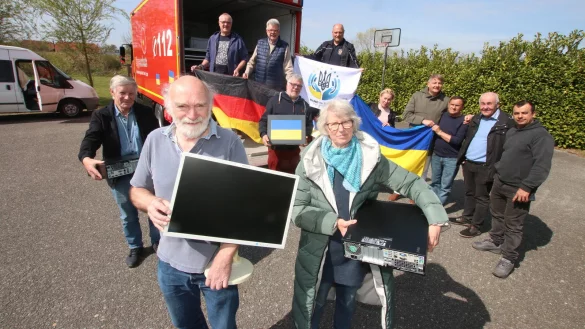 Verladen Hilfsgüter für die Ukraine: auf der Hebebühne Winfried Koch-Wulfkule (von links), Gerhard Schemmel, Stefan Diestelhorst und (untere Reihe von links) Ulrich Nolting, Allan Stanton, Reinhard und. Dorothe Siekmann, Natalia Didenko, Evhenij Kovalchuk, Dr. Martin Betge, Igor Androschuk, Artur Brakowski und Vitalij Lifenko. - © Kreis Lippe