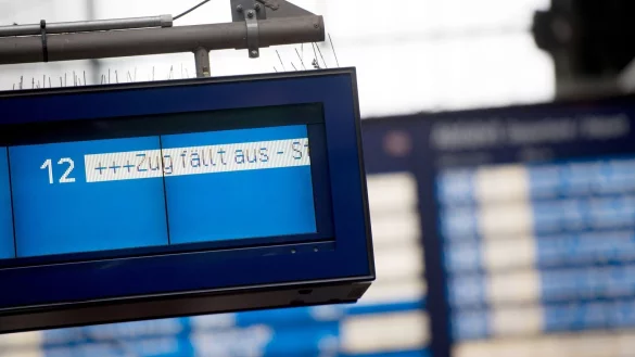 Das m&uuml;ssen Reisende zum Bahnstreik wissen - &copy; Foto: Daniel Reinhardt/dpa/dpa-tmn