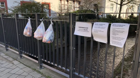 Am Dienstag hängt Katharina Rohde drei Tüten mit Lebensmitteln an die Brücke über der Salze. - © Katharina Rohde