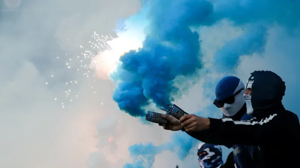 Pyro-Abbrennen - &copy; Foto: Christian Charisius/dpa