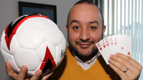 Fußball und Poker als Leidenschaft: Yalcin Dündar präsentiert mit dem Royal Flush ein starkes Blatt. - © Oliver König