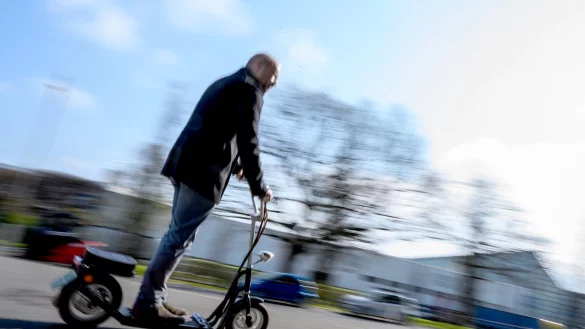 E-Tretroller im Test - &copy; Foto: Christophe Gateau/dpa/dpa-tmn