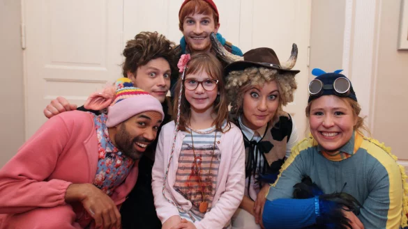 Die siebenj&auml;hrige Hannahmit den Schauspielern (von links) Markus Subramania, Andr&eacute; Lassen, Paul Gr&auml;ntzel, Constanze R&uuml;ckert und Wenja Imlau. - &copy; Vera Gerstendorf-Welle