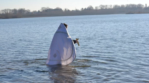 Der Hirte schreitet voran: Priester Dmitry Kalachev segnet das Wasser des Lippesees. Rund 60 russisch-orthodoxe Christen folgen anschlie&szlig;end ihrem Oberhaupt in das Eiswasser. Sie waschen sich so von S&uuml;nden rein und halten nach ihrem Glauben K&ouml;rper und Geist durch das Weihwasser gesund. - &copy; Katharina Georgi
