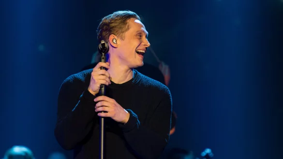 Matthias Schweigh&ouml;fer steht w&auml;hrend seines Konzerts in Berlin auf der B&uuml;hne. - &copy; Monika Skolimowska/dpa