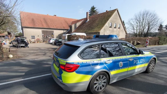 Fundort: Bei diesem Geh&ouml;ft in Hille fand die Polizei erst eine Leiche, dann nach l&auml;ngerer Suche zwei weitere Leichen, die vergraben waren. - &copy; dpa