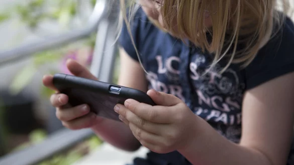 Kind mit einem Smartphone - &copy; Foto: Silvia Marks
