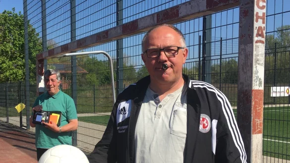 Männer an der Pfeife: Udo Schlingmann, Vorsitzender des Detmolder Kreisschiedsrichter-Ausschusses, und Routinier Ernst-Albrecht Kuhlmann (hinten). - © Sebastian Lucas