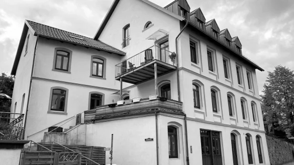 Im Keller des 2011 renovierten Gebäudes an der Hauptstraße 53 wurde die Mikwe gefunden – doch letztlich nicht wieder hergestellt. Im Anbau an der linken Seite lag früher eine jüdische Schule. - © Horst Biere