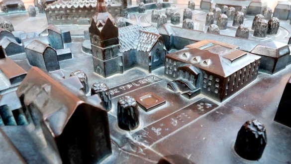 Das Stadtmodell vor der B&uuml;rgerberatung: In einer digitalen Variante k&ouml;nnte man mit dem Mauszeiger &uuml;ber die Stadt fliegen, Infos &uuml;ber die Kirche und Gottesdienste abrufen, mit der Cam in ein Restaurant fliegen und dort gleich einen Platz reservieren oder Angelegenheiten im Rathaus regeln. So zumindest die Projektidee. - &copy; Sven Koch