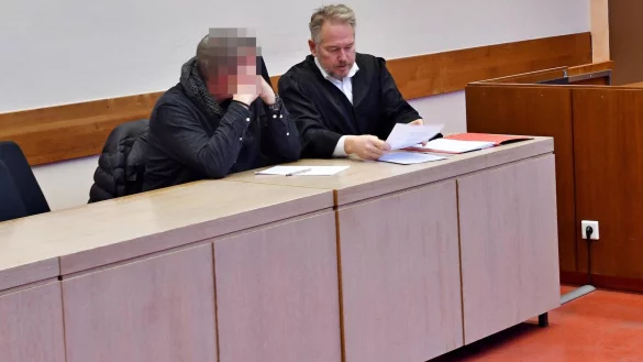 Der Angeklagte im Gespräch mit seinem Rechtsanwalt Carsten Ernst. Der Oerlinghauser muss sich wegen sexuellen Missbrauchs Minderjähriger und Besitzes von Kinder- und Jugendpornografie verantworten. Foto: Gunter Held - © Gunter Held