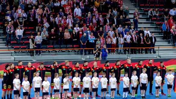 Tim Suton (Sechster von rechts) in den Reihen des DHB-Teams. - &copy; Andrzej Grygiel/PAP/dpa