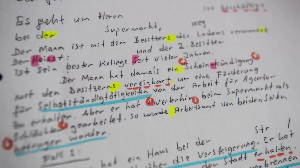 Sprach-Forensik - &copy; Foto: Boris Roessler/dpa