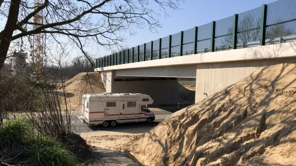 Die neue Brücke, die ab Herbst 2023 den provisorischen Kreisel an der Ostwestfalenstraße in Höhe Oerlinghauser Straße ersetzen soll, ist fertiggestellt. Im nächsten Schritt geht es um die Fahrbahn, die über das Bauwerk führt. - © Thomas Reineke(LZ)