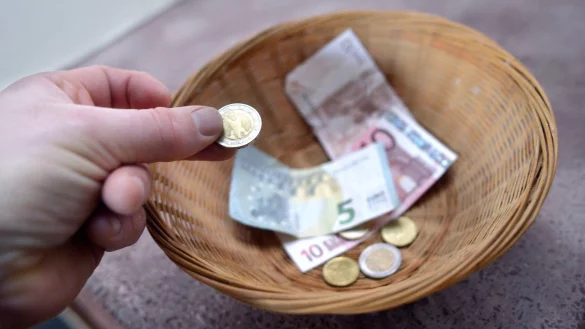 Sammelkorb mit Geld - &copy; Foto: Henning Kaiser/dpa