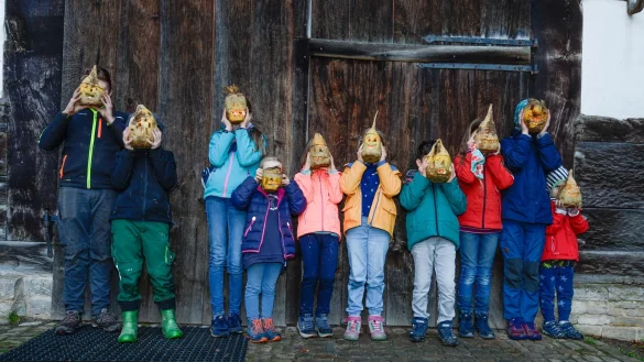 Selbst geschnitzte Rübengeister: Die Herbstferien bieten im LWL-Freilichtmuseum Detmold ein volles Programm. - © LWL/Gerstendorf-Welle