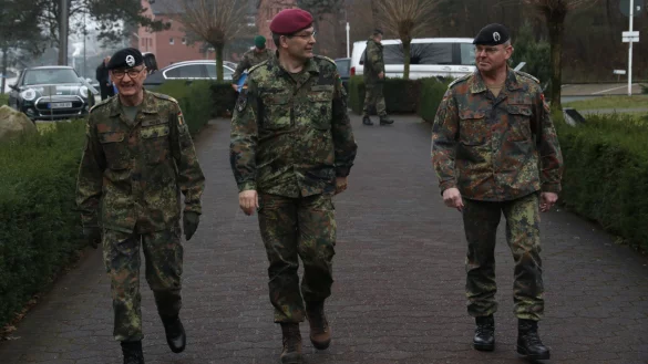 Dienstantrittsbesuch in Augustdorf: Generalleutnant Mais (Bildmitte)
wird durch Brigadegeneral Ansgar Meyer (links) und Obers Jochen Geck
in Augustdorf begr&uuml;&szlig;t. Quelle: Bundeswehr / Martin Waltemathe - &copy; Cordula Gr&ouml;ne